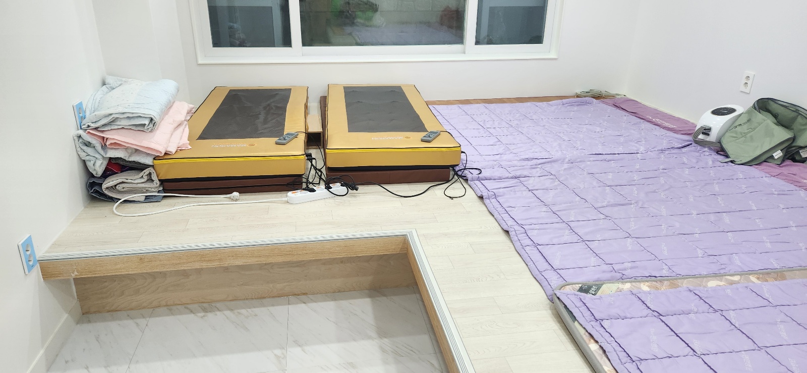 금촌행복한노인주간보호센터 휴식공간의 온열 매트와 침구가 마련된 모습